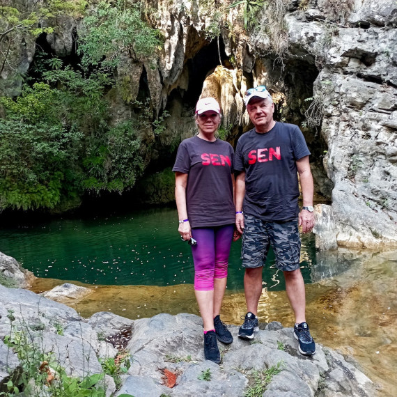 SEN klienti při prohlídce jeskyně na Kubě. 