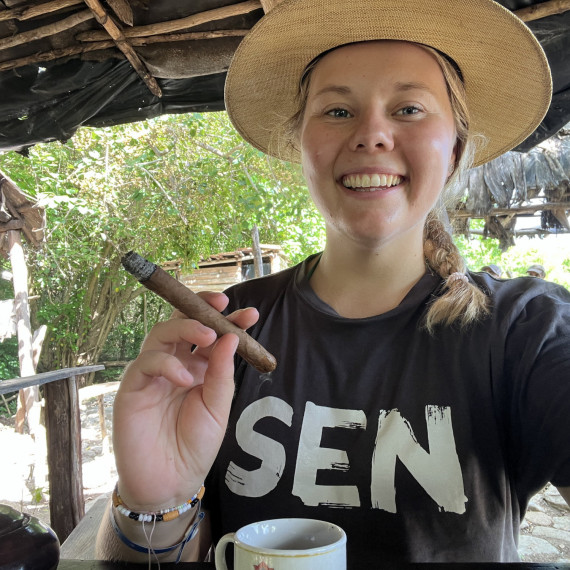 Naše SEN průvodkyně zkouší pravý kubánský doutník.