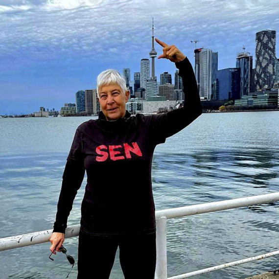 Klientka CK SEN s panoramatem Toronta – moderní metropole s ikonickou CN Tower.