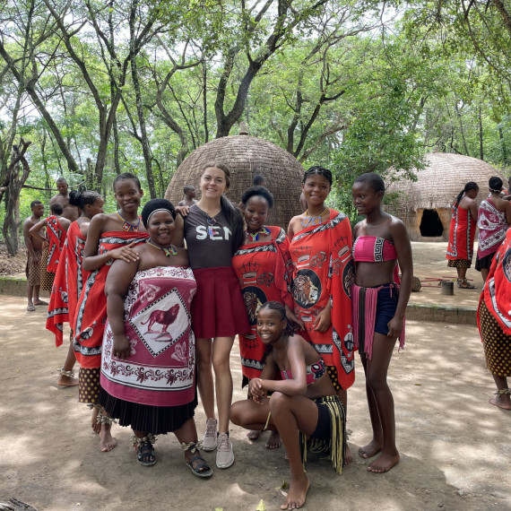 Společná fotka s místními obyvateli tradiční vesnice v Lesothu.