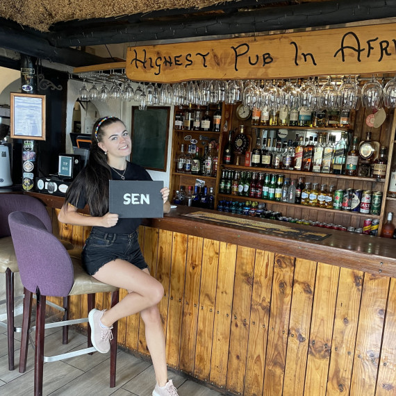 Pauza na občerstvení v místním útulném baru.