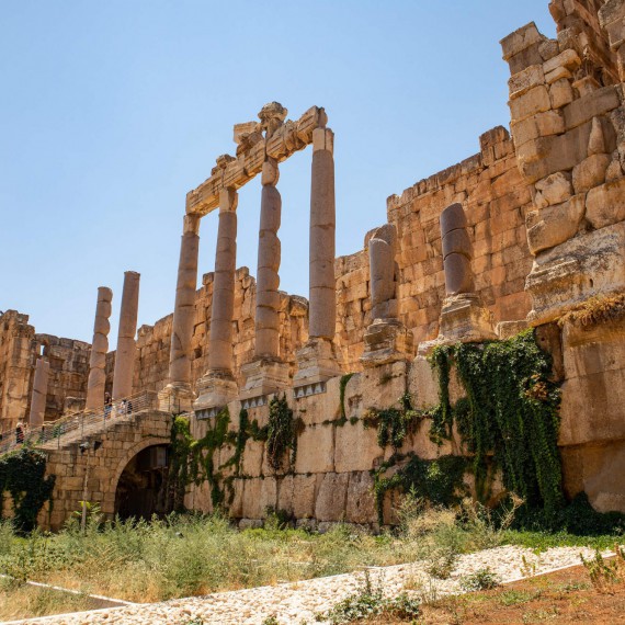 Propyleje jsou antickou branou do světa Baalbeku. Stačí vyjít několik schodů a celý Baalbek je jen Váš.