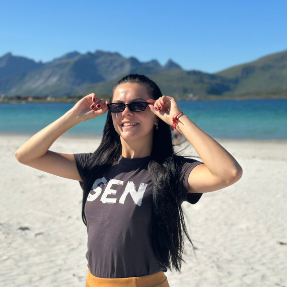 Naše SEN průvodkyně na pláži na Lofotech.