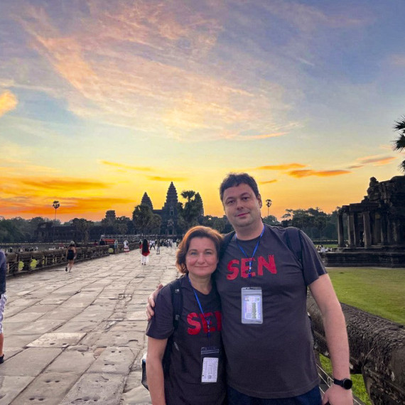 SEN klienti při západu slunce v Angkor Wat v Kambodži. 