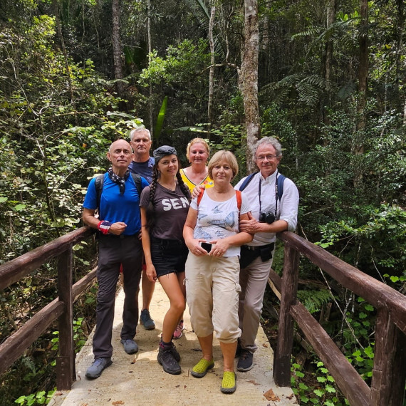 SEN cestovatelé objevující přírodní krásy Madagaskaru.
