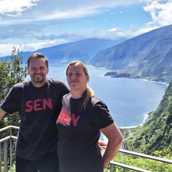 Naši SEN klienti na vyhlídce na dramatické pobřeží ostrova Madeira.