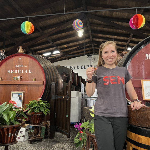 Ochutnávka vína z lokální vinice na Madeiře.