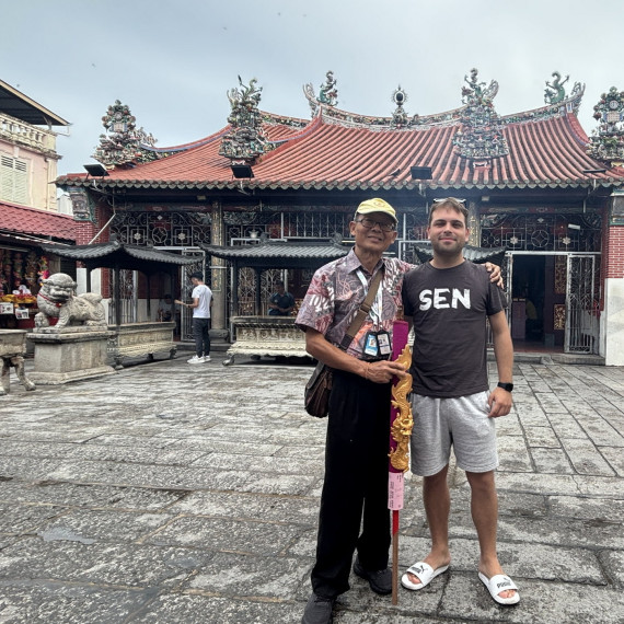 Prohlídka chrámu Kuan Yin na ostrově Penang v Malajsii.