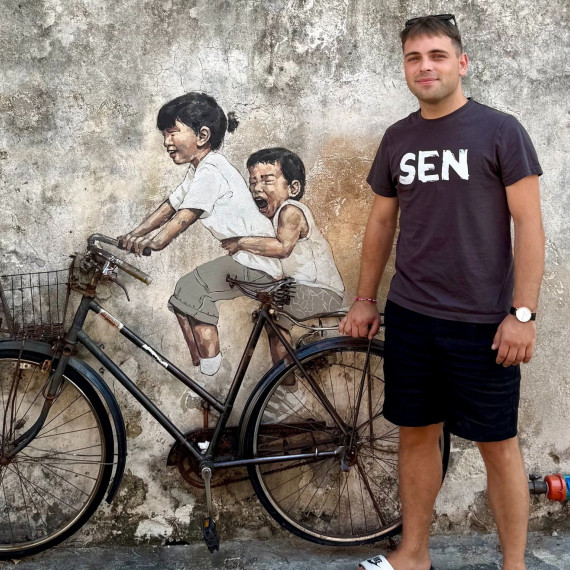 SEN průvodce u ikonické street art malby na ostrově Penang.