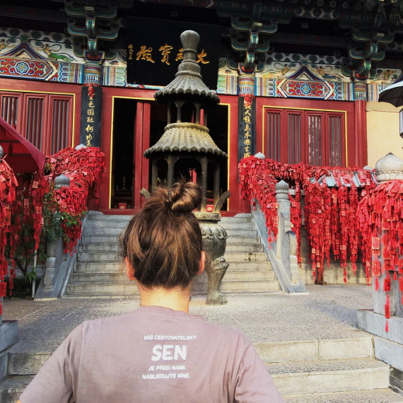 Na prohlídce čínského chrámu v parku Beihai v Pekingiu.