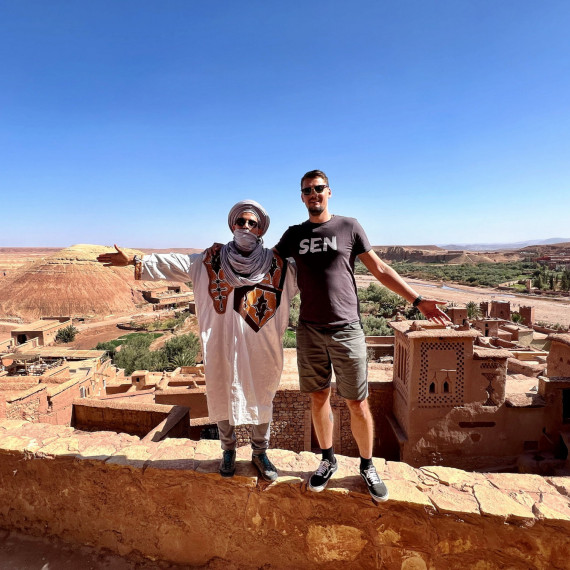 Návštěva vesnice Ait Ben Haddou v marockém údolí v pohoří Atlas.