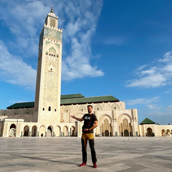 Náš SEN průvodce před mešitou Hasana II. v Casablance. Jedná se o největší mešitu v celém Maroku. 