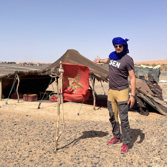 Pauza na občerstvení v tradičním marockém stanu.