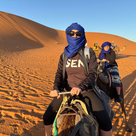 Projížďka na velbloudovi v marocké poušti.