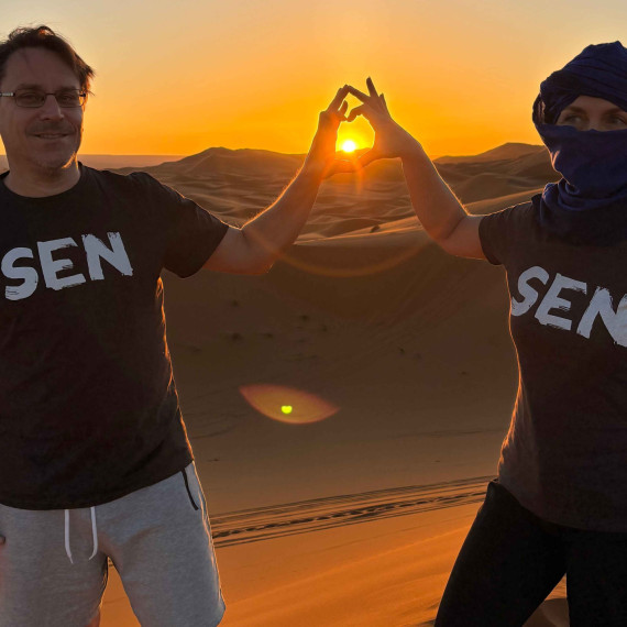 Úchvatný západ slunce nad pouští v Maroku.