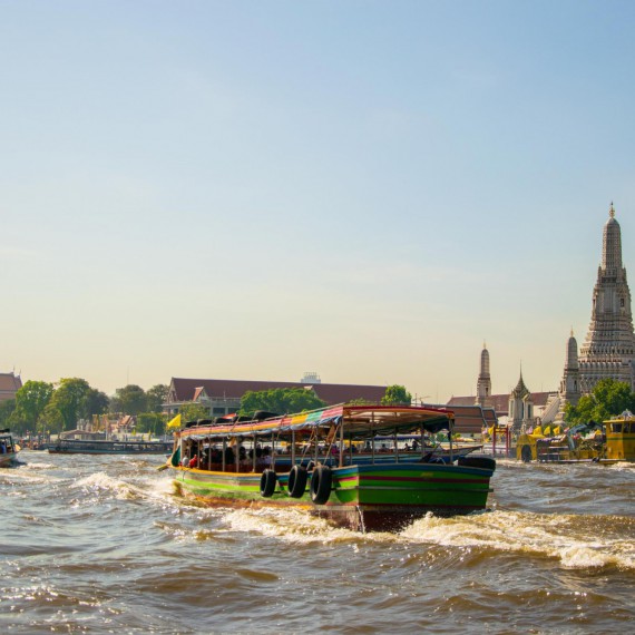 Projížďka lodí v Bangkoku. 