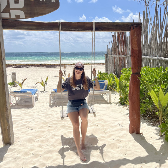 SEN průvodkyně na houpačce v mexickém Karibiku.