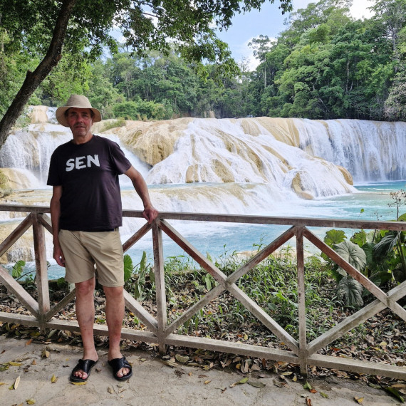 SEN cestovatel při návštěvě vodopádů Agua Azul v Mexiku.