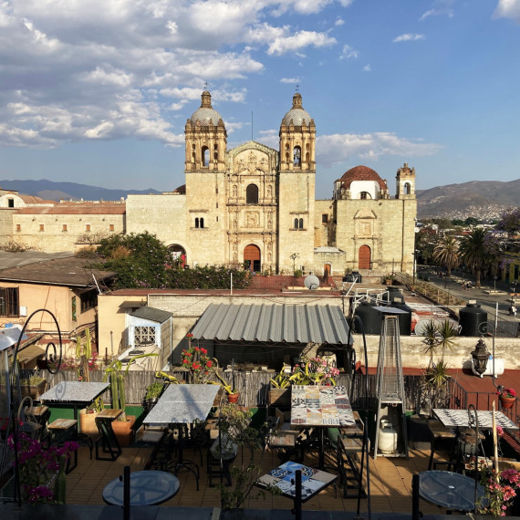 Výhled na koloniální město Oaxaca v Mexiku.