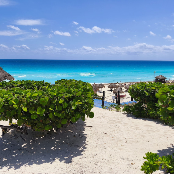 Tyrkysové moře na karibském pobřeží Mexika. 