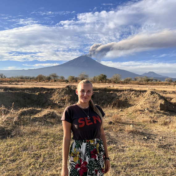 Naše SEN průvodkyně a v pozadí stále aktivní sopka Popocatépetl.