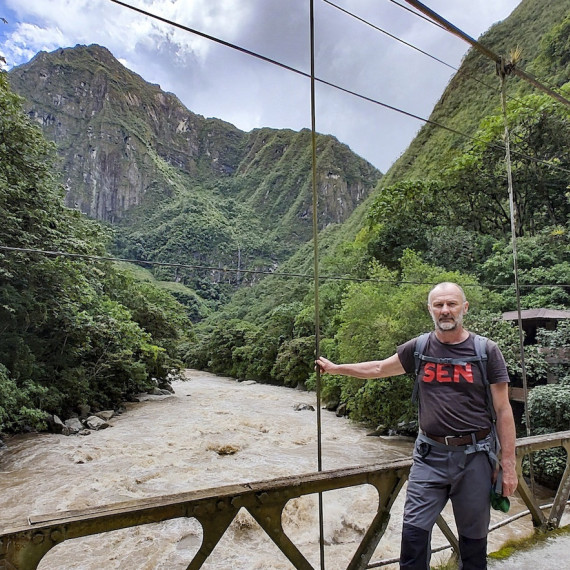 Klient CK SEN v Peru u řeky Urubamba.