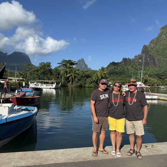 SEN klienti prozkoumávají ostrov Moorea s naším průvodcem.