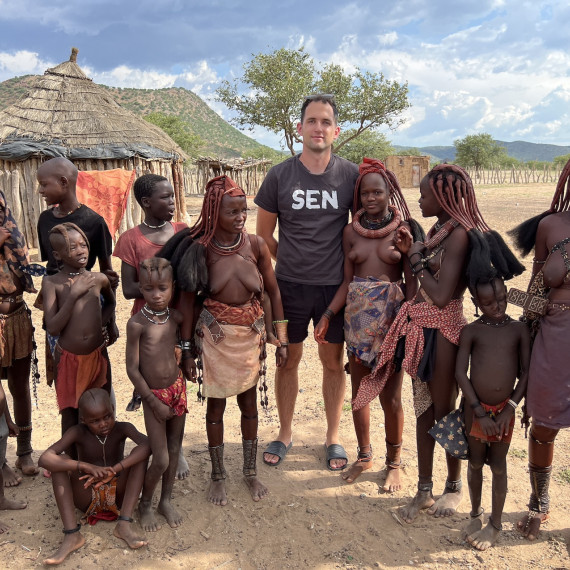 SEN průvodce na návštěvě u kmene Himba v Namibii. 
