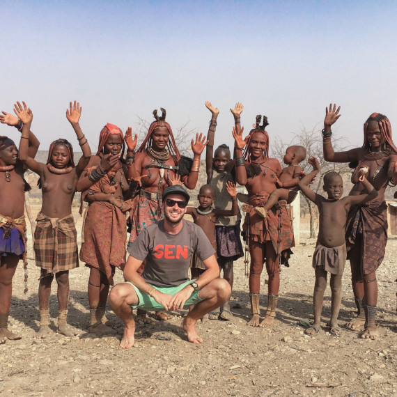Skupinová fotka s místními obyvateli domorodých kmenů v Namibii.