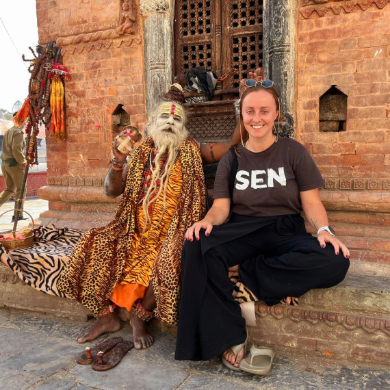 Setkání kultur – sádhu a česká SEN průvodkyně při cestě po Nepálu.