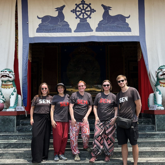 Skupinka SEN klientů při návštěvě nepálského chrámu.