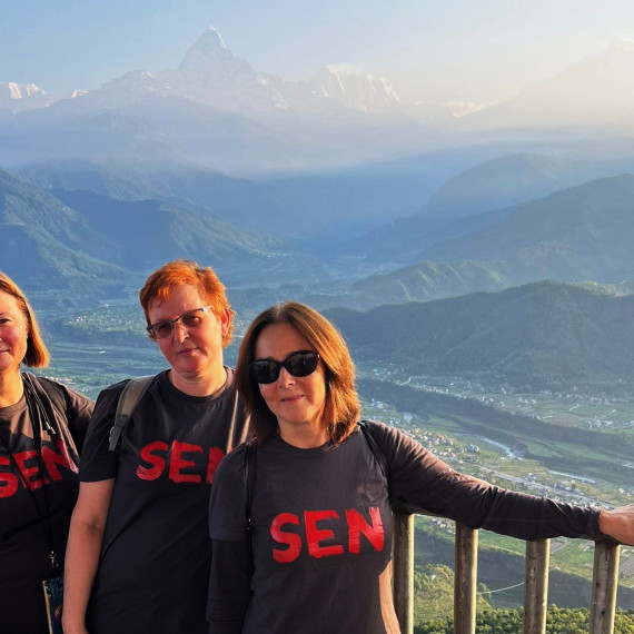  Nepál – SEN cestovatelky obdivují majestátní Himálaj s Everestem v pozadí.