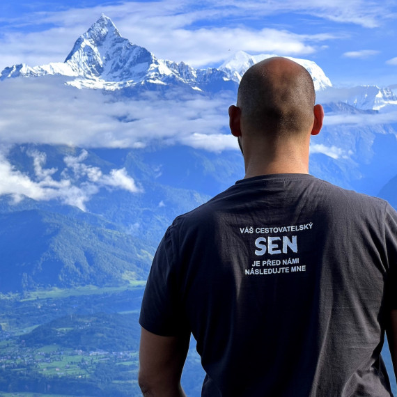 SEN průvodce se kochá výhledem na nejvyšší horu světa - Mt. Everest.