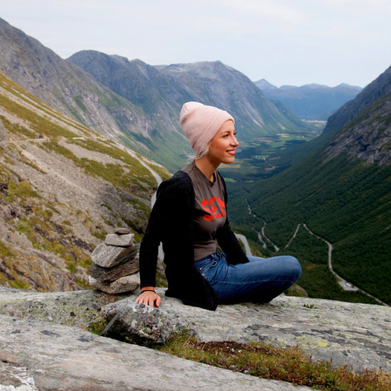 Úchvatný výhled na horskou silnici v Norsku.