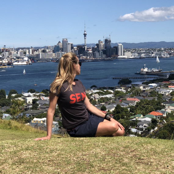 Výhled na centrum Aucklandu z místního parku.