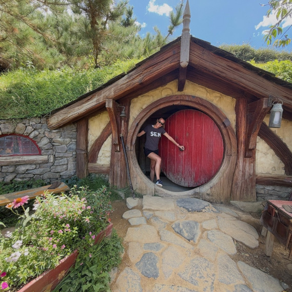 SEN průvodkyně Veronika v hobitím domečku na Novém Zélandu.