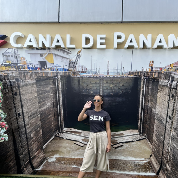 SEN průvodkyně na prohlídce zákulisí Panamského průplavu.