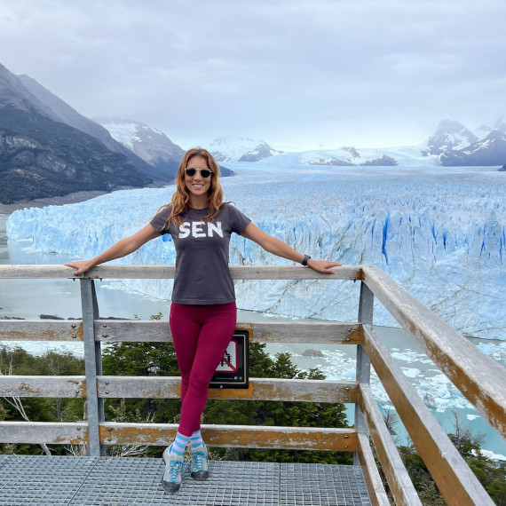 SEN průvodkyně obdivuje majestátní ledovec Perito Moreno v Patagonii.