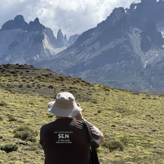 SEN průvodkyně si fotí majestátní scenérie chilské Patagonie.