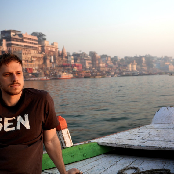CK SEN během ranní plavby po řece Ganga ve Váránasí.