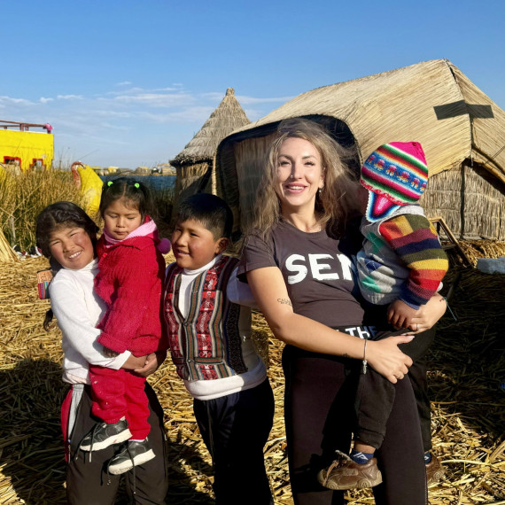 Rodinná fotka z Los Uros v Peru.