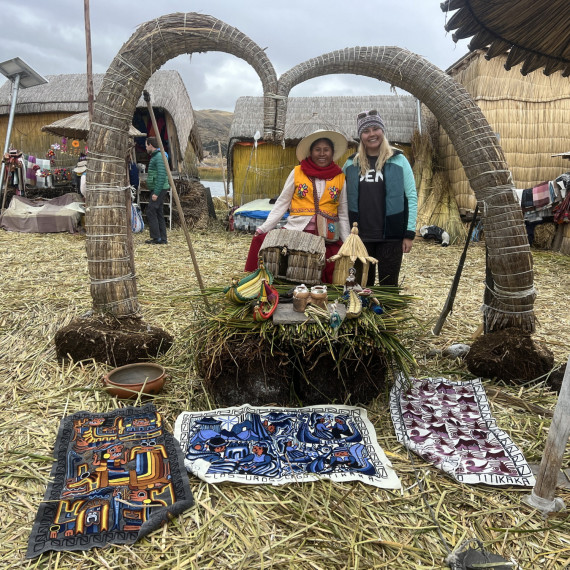 Prodej suvenýrů na Los Uros.