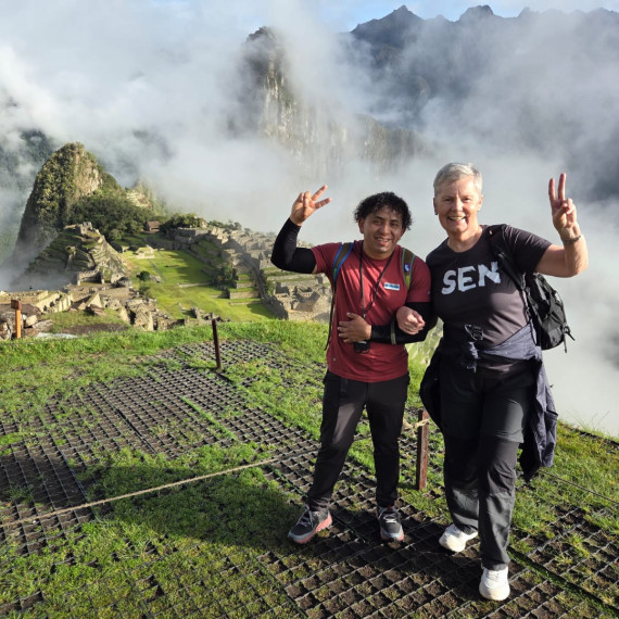 CK SEN klientka s lokálním průvodcem na Machu Picchu.