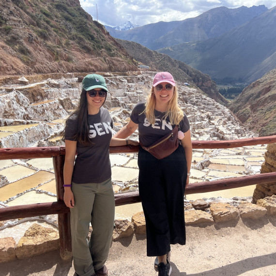 Tým našich SEN průvodkyň u solných jezer Laguna de Salinas na jihu Peru.