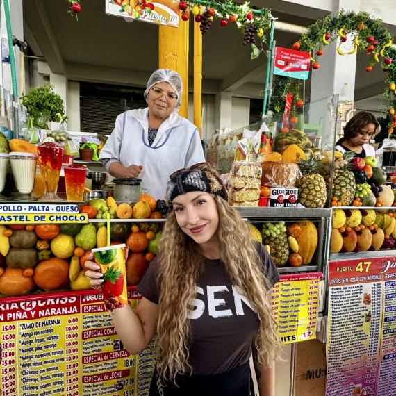 Ovocný trh v Peru hraje všemi barvami.