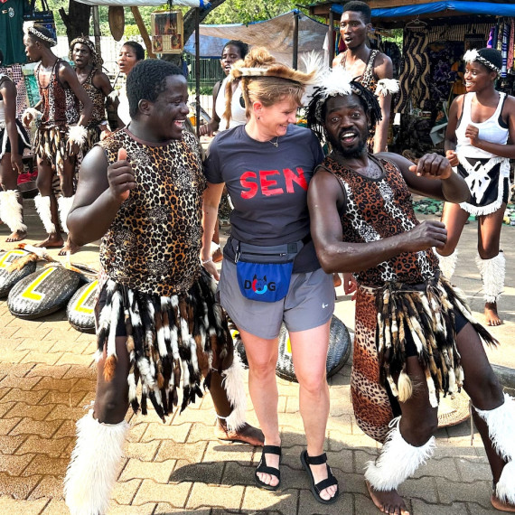 Klientka CK SEN na Vic Falls s místními.