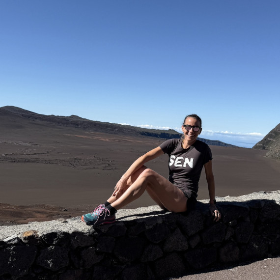 SEN průvodkyně uprostřed sopečné přírody na ostrově Reunion.