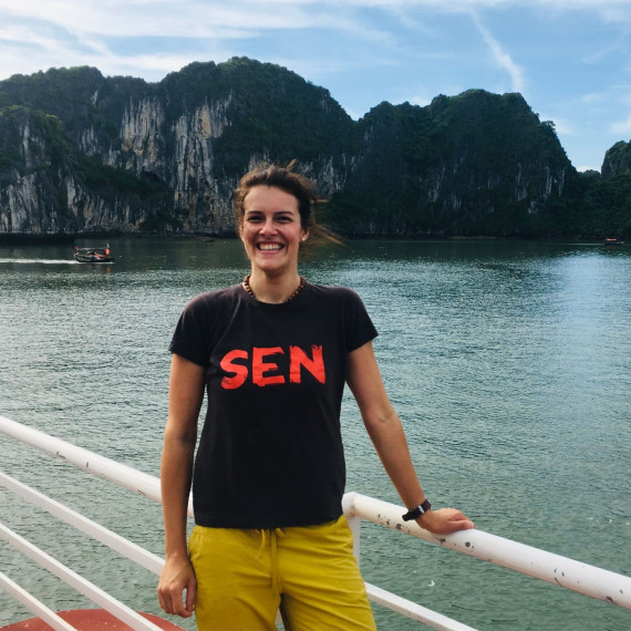 SEN průvodkyně v zátoce Ha Long Bay ve Vietnamu.