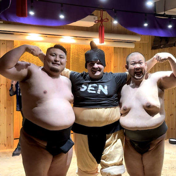 Klient CK SEN s bojovníkmi sumo v Tokiu.