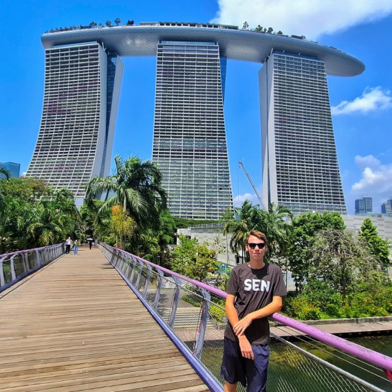 CK SEN klient před světoznámým hotelem Marina Bay Sands.